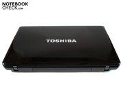 Крышку дисплея украшает логотип Toshiba.