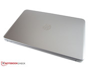 На крышке выгравирован логотип HP.