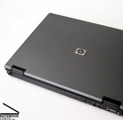 Ноутбук имеет обычный для HP деловой вид с сине-голубыми поверхностями и черным основанием.