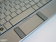 К тачпаду нужно привыкнуть, поскольку его клавиши расположены по бокам.