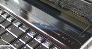 Прекрасно смотрятся сенсорные горячие клавиши, расположенные над клавиатурой.