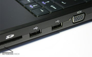 Интерфейсы правой стороны: карт-ридер (MS, MMC, SD), 2 USB 2.0, VGA D-SUB.