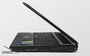 Закругленные края корпуса и четкий дизайн внутренней части, придают устройству вид современного бизнес ноутбука.