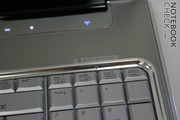 Звуковая система состоит из двух динамиков над клавиатурой ...