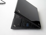 Глянцевая крышка экрана обычно используется для мультмедиа ноутбуков, не предназначенных для делового использования.