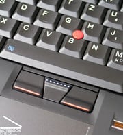 Настоящий Thinkpad также имеет красный трекпоинт среди черных клавиш (дополнительная замена мыши вдобавок тачпаду).