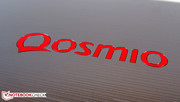 Логотип Qosmio украшает крышку дисплея.