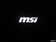 Логотип MSI находится на задней стороне крышки дисплея.