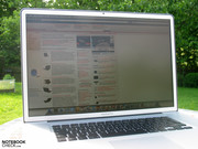 …MacBook Pro 17" с матовым экраном может свободно использоваться на улице.