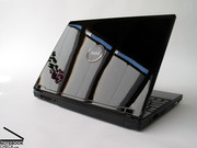 Корпус Megabook GX600 полностью выполнен из черного глянцевого пластика.