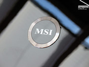 С внешней стороны крышки расположен подсвеченный логотип MSI.