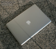 Основа дизайнерского решения - MacBook Air.