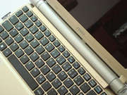 Клавиатура «chiclet» соответствует общей концепции.