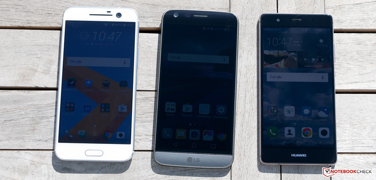 Слева направо: HTC 10, LG G5, Huawei P9 (на всех устройствах активирован датчик освещенности)