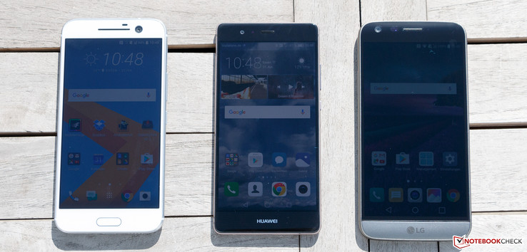 Дорогие телефоны протива солнца (слева направо - НТC 10, Huawei P9, LG G5)