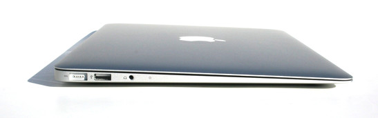 Слева: коннектор питания MagSafe, USB 2.0, аудиоразъем, интегрированный микрофон
