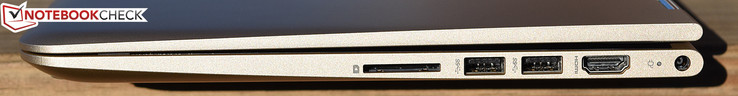 Справа: Кардридер, два порта USB 3.0, HDMI, гнездо зарядного устройства