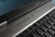 При рассмотрении нижней части ноутбука, особенно кнопки питания и двух горячих кнопок, можно с уверенностью назвать дизайн этого ноутбука