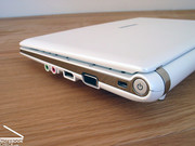Samsung NC10 оснащен стандартным для нетбука набором интерфейсов: USB, VGA и аудио порты.