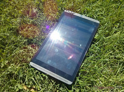 Яркая подсветка пересиливает блики - пользоваться планшетом в солнечную погоду все же можно.