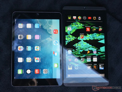 Корпус Apple iPad Mini Retina намного качественнее, но этот планшет стоит куда дороже.
