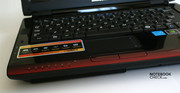 Красная полоса спереди выделяет этот ноутбук.