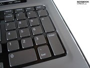 Клавиатура имеет дополнительный клавишный блок