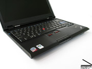 Цветовая схема SL300 не отличается от обычной для Thinkpad: черный корпус и ярко-красный трекпоинт.