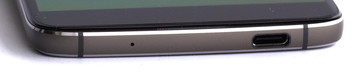 Снизу: порт USB Type-C, микрофон
