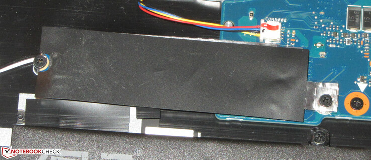 NVMe SSD от Kingston  спрятан под черной пленкой
