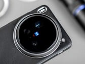 Vivo X200 Ultra с рукояткой и телеконвертером: рецензенты уже сделали потрясающие фото и видео с новым флагманом с камерой Zeiss (Источник изображения: Weibo)