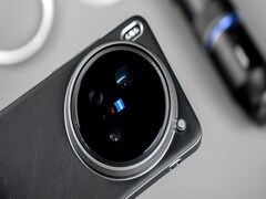 Vivo X200 Ultra с рукояткой и телеконвертером: рецензенты уже сделали потрясающие фото и видео с новым флагманом с камерой Zeiss (Источник изображения: Weibo)