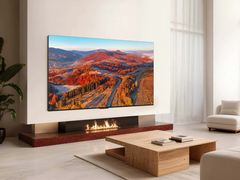 TCL QM8L/C8L установлен на стене.