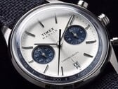 Крупный план Timex Marlin Jet Chronograph TW2Y89900, демонстрирующий серебристо-белый циферблат, тёмно-синие дополнительные циферблаты, накладные часовые метки, стрелки в форме палочек, тахиметрическую шкалу и окошко даты.