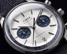 Крупный план Timex Marlin Jet Chronograph TW2Y89900, демонстрирующий серебристо-белый циферблат, тёмно-синие дополнительные циферблаты, накладные часовые метки, стрелки в форме палочек, тахиметрическую шкалу и окошко даты.