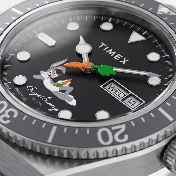 Крупный план черного циферблата Timex Looney Tunes x M79 Automatic, на котором выделяются Багз Банни и секундная стрелка в форме морковки,