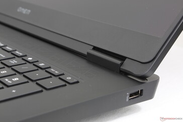 Петли могли бы быть более жесткими для лучшего ощущения долговечности