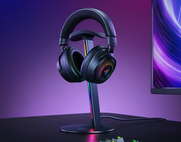 Базовая станция Razer Base Station V3 Chroma оснащена изогнутым противоскользящим выступом, который надежно удерживает совместимые наушники.