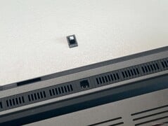 Два скрытых винта под приклеенными резиновыми ножками
