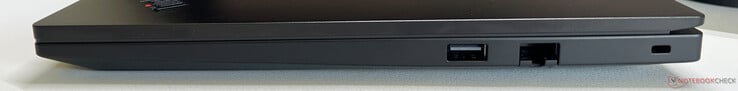 Справа: USB-A 3.2 Gen 2 (10 Гбит/с), гигабитный Ethernet, слот безопасности Kensington