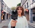 Женщина идёт по улице, снимая видео на Portalcam