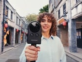 Женщина идёт по улице, снимая видео на Portalcam