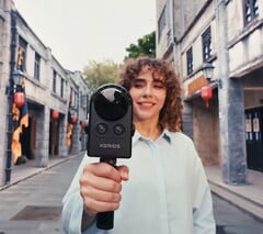 Женщина идёт по улице, снимая видео на Portalcam