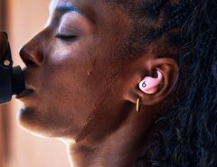 Powerbeats Fit выпускаются в четырех цветах, включая розовый. (Источник изображения: Apple)