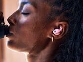 Powerbeats Fit выпускаются в четырех цветах, включая розовый. (Источник изображения: Apple)