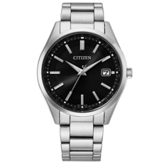 Часы Citizen CB0300-53E с радиоуправлением и механизмом Eco-Drive, оснащенные черным циферблатом с солнечным узором, корпусом из нержавеющей стали диаметром 40 мм, браслетом из трёх звеньев и окошком даты в положении «3 часа».