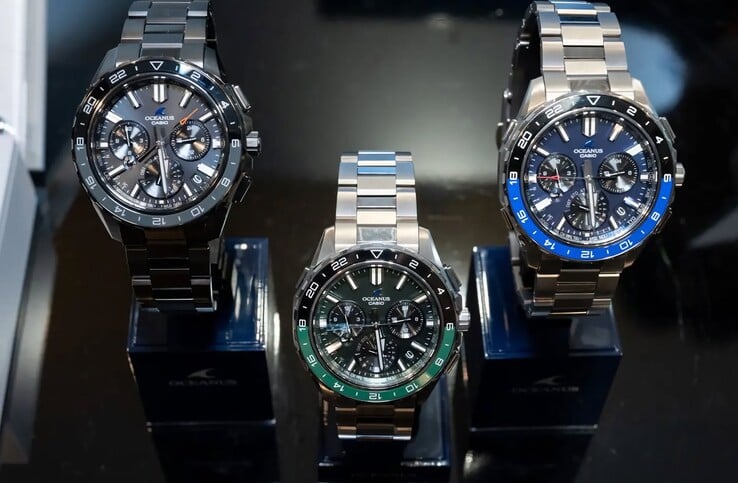 Три часы Casio Oceanus OCW-P3000 синего, зелёного и чёрного цветов, расположенные рядом.