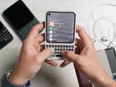 Несмотря на наличие клавиатуры, устройство Clicks Communicator отличается относительно компактными размерами.