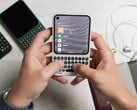 Несмотря на наличие клавиатуры, устройство Clicks Communicator отличается относительно компактными размерами.