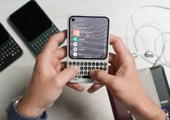 Несмотря на наличие клавиатуры, устройство Clicks Communicator отличается относительно компактными размерами.